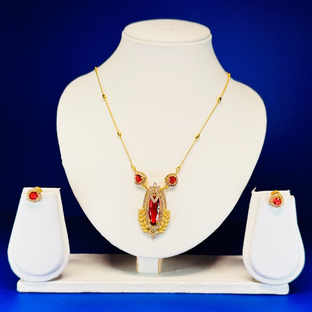 Elegant kemp matte polish pendant set