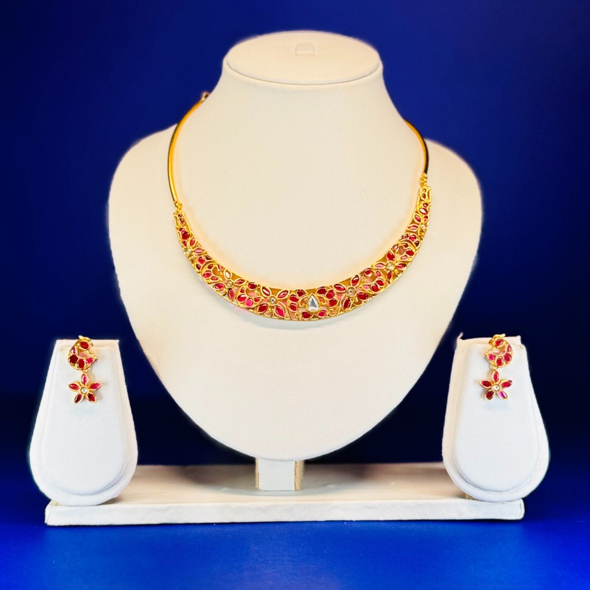 Matte Gold Polish Fancy Style Party wear Beautiful Kemp jewellery Short Necklace Set