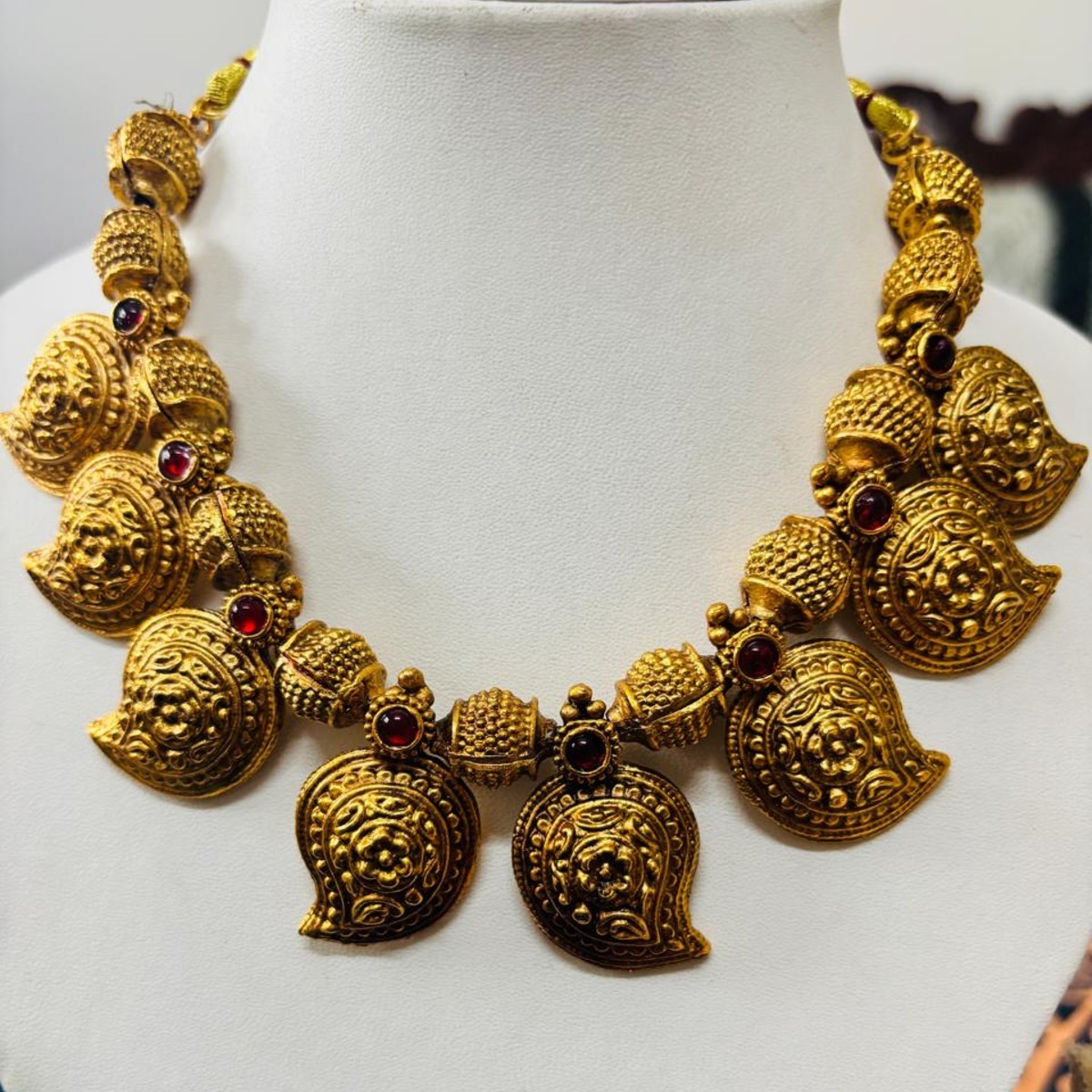 Golden heritage paisley set